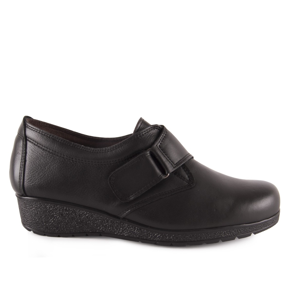 Women's comfort with wedge made in black leather, leather interior closure with strap and velcro and anti-slip rubber sole.
Sho
