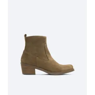 Patricia Miller | Taupe leather boot model Lucía...